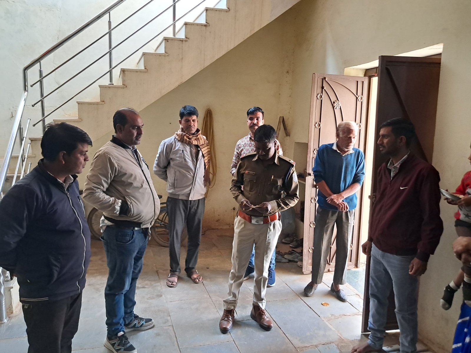 अज्ञात चोरों ने दुकान और मकान को बनाया निशाना, आभूषण व लाखों की नगदी पर किया हाथ साफ
