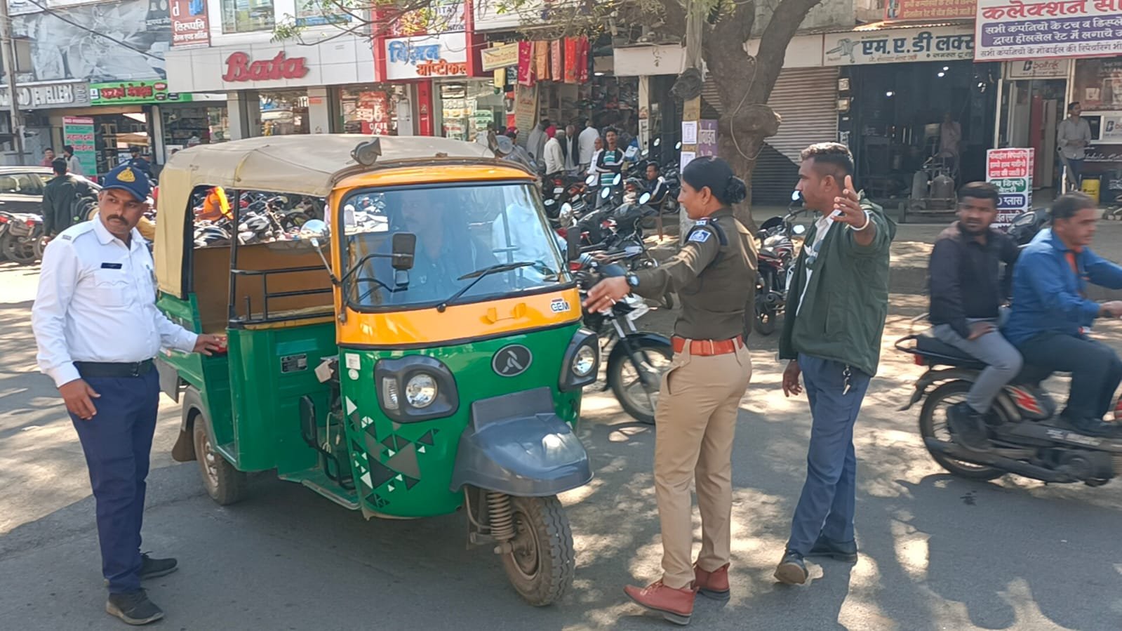नीमच में यातयात पुलिस ने की तबतोड़ कार्रवाई, 27ऑटो चालकों के बनाए चालान, वसूला हजारों का शुल्क
