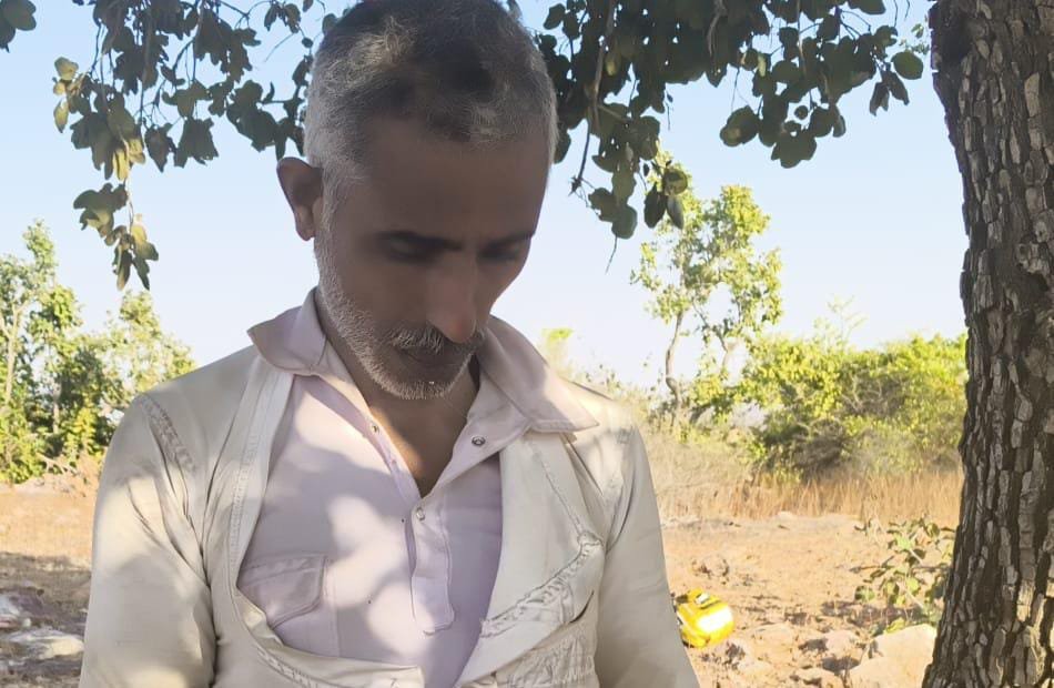 युवक ने पेड़ पर फांसी लगाकर की आत्महत्या, युवक की शिनाख्त करने में जुटी पुलिस