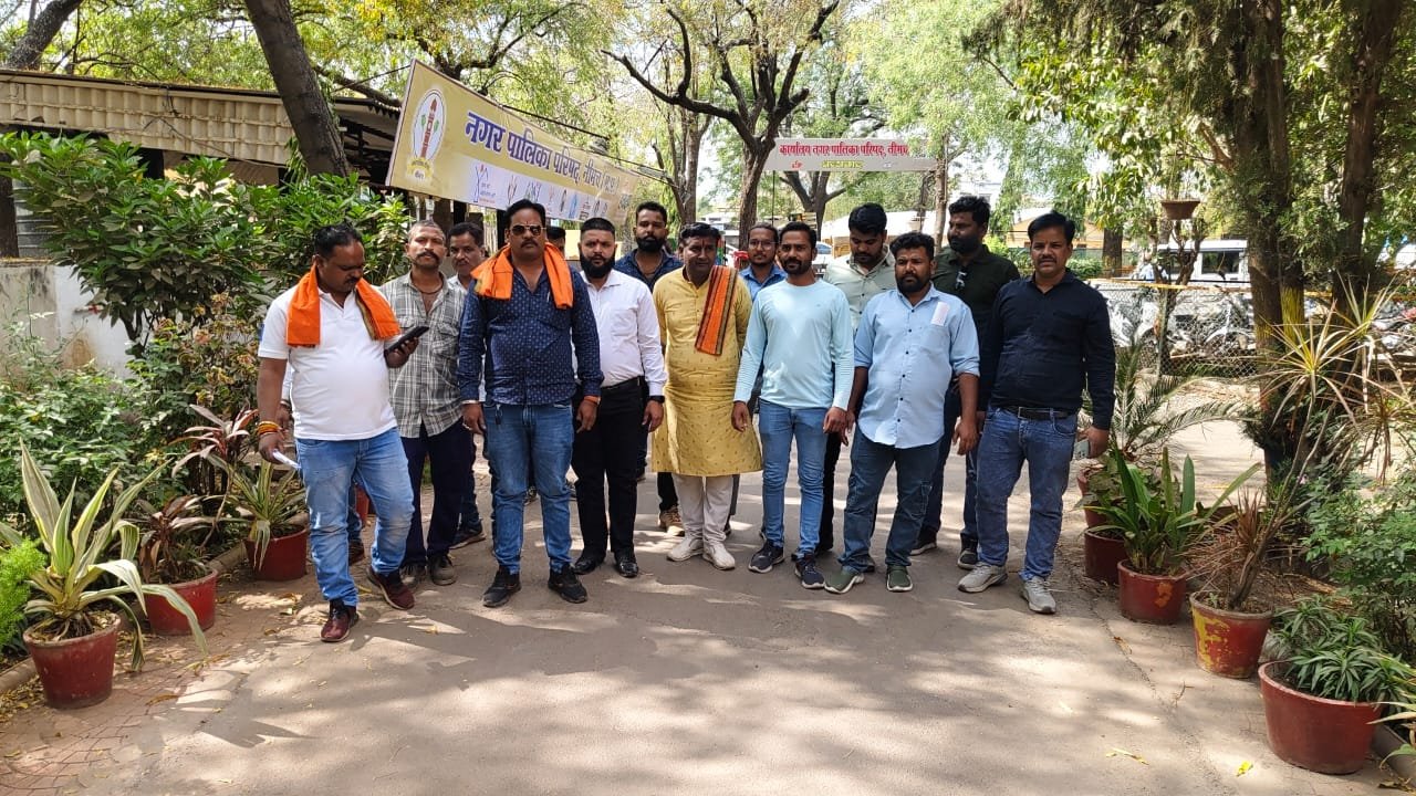 नीमच में आवारा श्वानों का आतंक, विश्व हिंदू परिषद ने नगर पालिका में दिया ज्ञापन, श्वान से गोवंश और नागरिकों की सुरक्षा की मांग