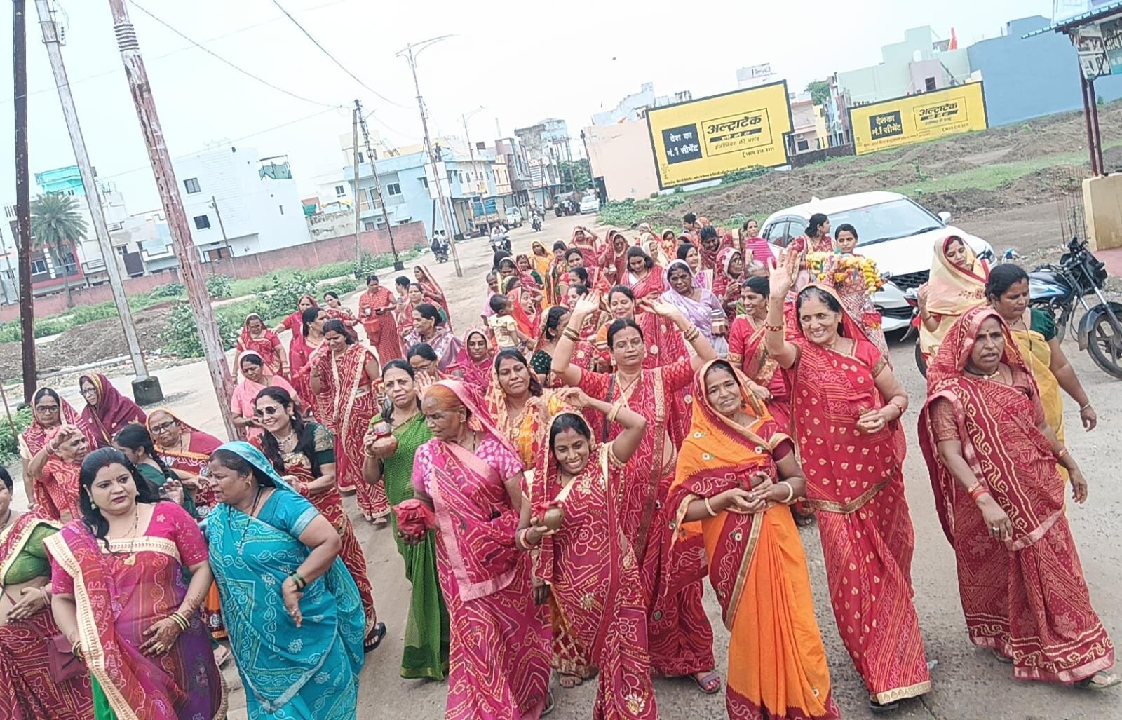 विहिप मातृशक्ति व राधे महिला मंडल ने निकाली कावड़ यात्रा, महादेव का किया जलाभिषेक 