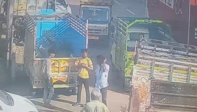 नीमच मंडी में किसान के टेम्पो से 55 किलो अलसी चोरी, उड़द तुलवाने में व्यस्त था किसान, सीसीटीवी में कैद हुए संदिग्ध 3 चोर, पुलिस तलाश में जुटी
